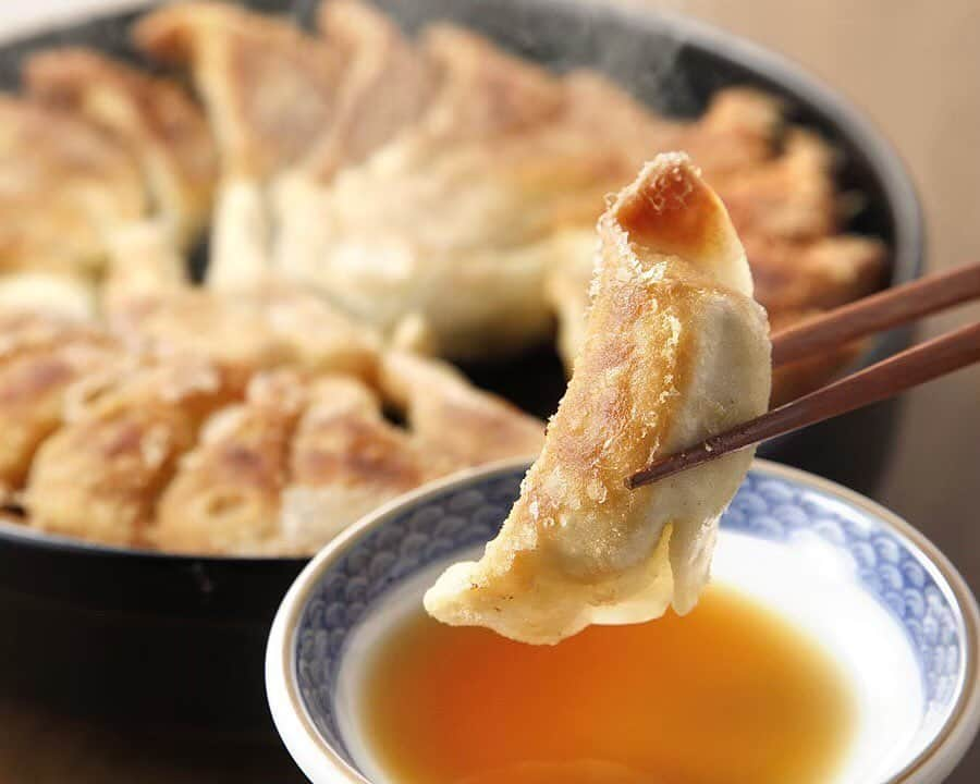 【屋台屋 博多劇場】鉄鍋餃子 もつ鍋 串焼き おでんのインスタグラム：「🏮 🥟🥟🥟🥟🥟🥟🥟🥟🥟🥟🥟🥟 本日13日は餃子の日‼️✨ 🥟🥟🥟🥟🥟🥟🥟🥟🥟🥟🥟🥟 ✨1人前290円(税抜)→なんと130円(税抜)に✨ 屋台屋会員の皆様、13日は博多劇場へ‼️ ※その場で会員になっていただいたお客様もご利用可能です‼︎ 🔜 @yataiya_hakata で今日もお待ちしています✨ . #博多劇場 #屋台屋博多劇場 #餃子 #鉄鍋餃子 #餃子部 #餃子が好き #餃子女子 #餃子男子 #餃子好きな人と繋がりたい #飲酒タグラム #博多 #博多グルメ #明太子 #東京居酒屋 #100個餃子 #大食いチャレンジ #13日は餃子の日 #居酒屋 #餃子グルメ」