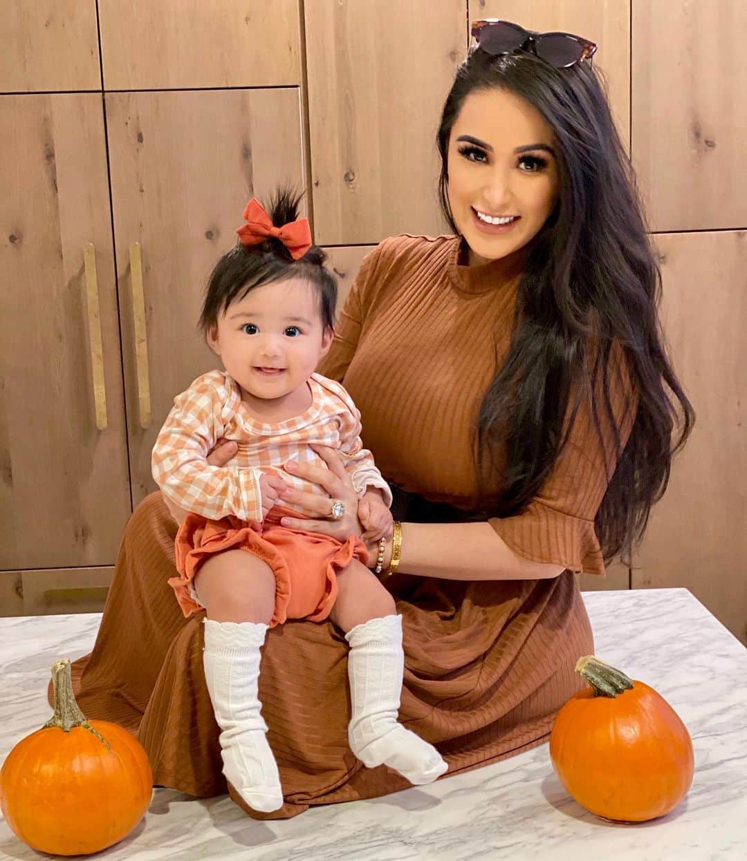 laurag_143のインスタグラム：「Pumpkin Season 🍃🍁🎃 @ella.rose & I are feeling extra cozy in our @sheinofficial fits & you can too! Use code ‘LAURAG’ to save 15% off the entire SHEIN site. #SHEINpartner #SHEIN12YEARS -  Dress: 721852 Ella’s Look: ‪1491420‬」