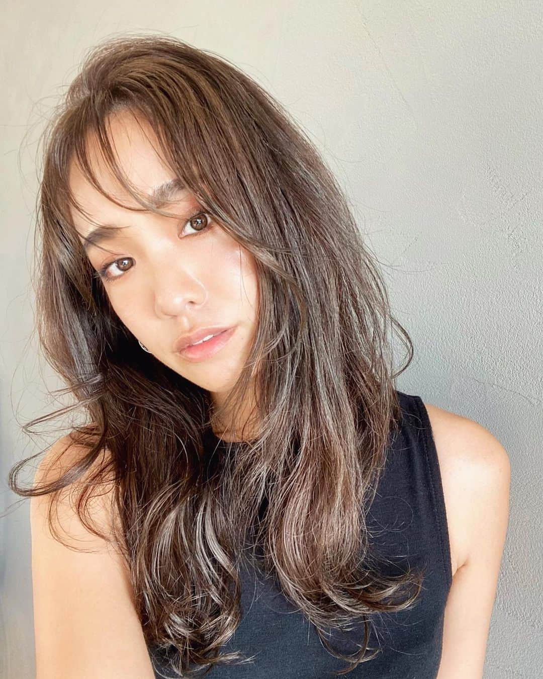 藤森マリナさんのインスタグラム写真 - (藤森マリナInstagram)「おはよう☻♪ New haircolor♡ よすぎ😊💭 ついでに トリートメントもよすぎ！ セルフドライヤーのあとも まだしっとり感継続ちう🥺👍🏻⭕️♥️ * * ▶︎ @ecoo_mina みなさんありがとうございました♡ 撮影データもたくさん頂いたので また載せます^ ^ * * #スワイプで #iPhoneカメラ #耐えた #まりなしか勝たん * * 6枚中3枚がULIKE💕 3枚が素カメラ📸 #現実で盛る練習 * * * #サロンモデル#関西モデル#藤森マリナ#ヘアカラー#透明感カラー#グレーパール#シースルーバング#2wayバング#裸眼メイク#ecoo」10月13日 9時56分 - maaarina0806