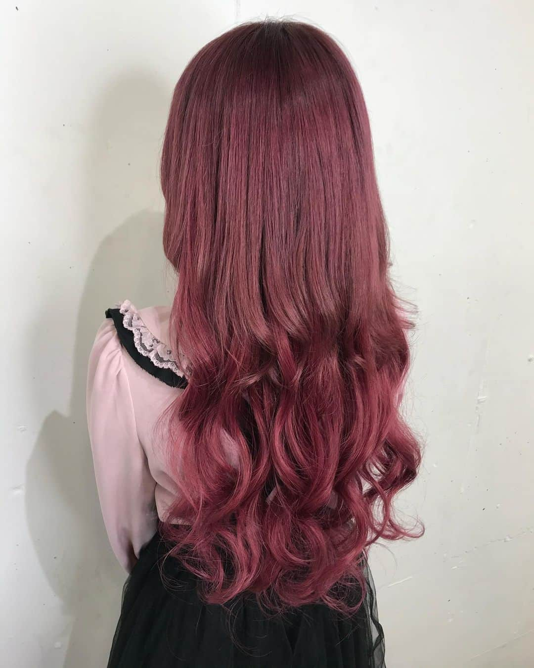 桜咲姫奈さんのインスタグラム写真 - (桜咲姫奈Instagram)「♥️NEWhair♥️ 秋だから久しぶりに赤髪ロング 復活したよ˙˚ʚ(*´꒳`*)ɞ˚˙ ･ ローズカラーキャンペーン🥀 ･ カット・カラー・トリートメント ¥17600→¥12100税込 ･ ブリーチが必要な場合 +¥7700 ･ ロング料金別途¥1100 ･ ワインレッドエクステ (編み込み) 1本¥550  新規の方・愛子さん指名のみ 11月末まで🥺♥️ ･  #美容院 #表参道 #ピンクブラウン #チェリーブラウン #ピンクヘアー #チェリーレッド #チェリーピンク #ピンクベージュ #ピンクカラー #upsydaisy」10月13日 9時49分 - himena_ousaki