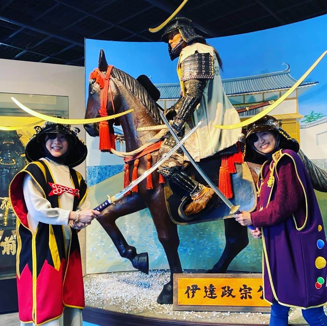 のインスタグラム：「ふと思い立った  ぶらり宮城旅  楽しいというより  可笑しい旅になりました😹  #伊達政宗歴史館 #ポージングの指導まで #ありがとうございました🙏 #顔ハメもばっちり #伊達政宗」