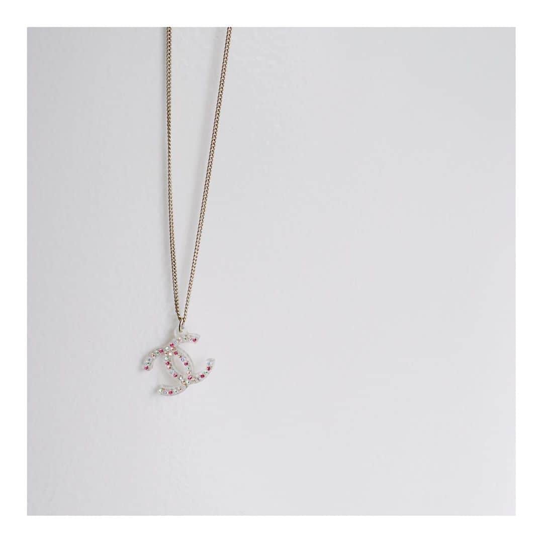 のインスタグラム：「💎CHANELのvintage accessoryが入荷致しました！ キラキラ光るストーンが魅力的なクリアのネックレスは、チェーンが長めなのでトップがゆらゆらと揺れ、スタイリングのポイントになること間違いなし。 普段のスタイリングにプラスしてワンランクUPしたコーディネイトを楽しんでみてはいかがでしょうか？  このほかにも、CHANELのaccessoryやbagなど入荷しておりますので、是非ともチェックしてみてください☺️ ﻿ 📢ベイクルーズストアに新商品が続々と入荷中！﻿プロフィール欄のURLよりHIROBのページへ♬ ﻿ #hirob﻿ #baycrews﻿ #baycrewsstore ﻿ #chanel  #necklace  #accessory #vintageaccessory ﻿ #ヒロブ﻿ #ベイクルーズ﻿ #ベイクルーズストア﻿ #シャネル #ネックレス #アクセサリー #ビンテージアクセサリー #秋服コーデ」