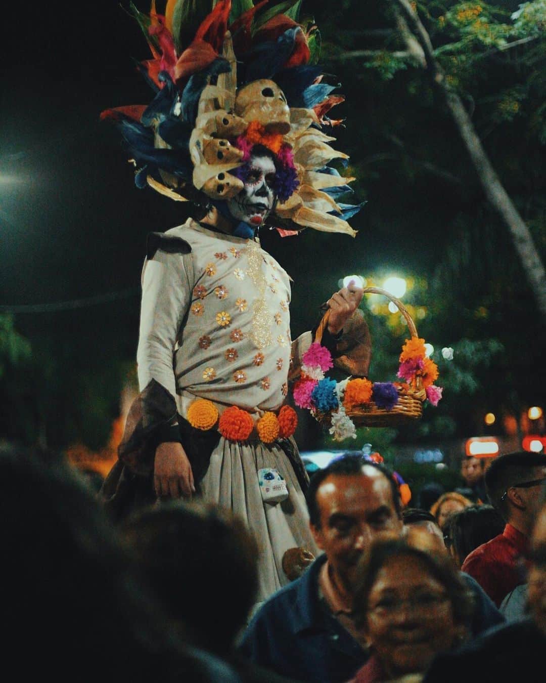 のインスタグラム：「Como seguramente no se hará nada de manera oficial (gracias Covid), decidí crear la #MarchaVirtualDeDiaDeMuertos 💀 le voy a rascar a ocho años (o algo así) de documentar ese día.  #Catrina #catrinamakeup #makeup #skullgirl #sugarskull #diademuertos #dayofthedead #mexicocity #elchadsantos #adorama #gettyreportage #magnumphotos #natgeo #catrin #adorama」