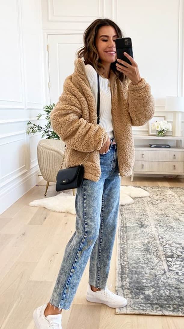 ロック&リパブリックのインスタグラム：「Check out your new favorite fall outfits styled by influencer and curator @christineandrew for The Outfit Bar. Get her take on how to wear three key pieces three different ways. Sherpa, blazers and faux-leather are not only big trends for fall, but they’re totally versatile things you can wear for every occasion all season long. Find all your new favorites at The Outfit Bar at Kohls.com/TheOutfitBar.」