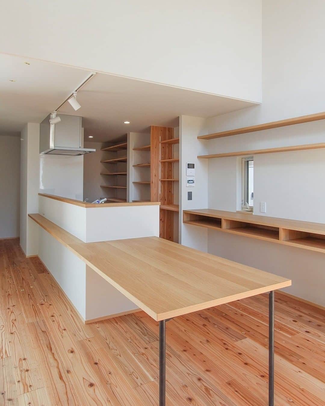 takanohomeさんのインスタグラム写真 - (takanohomeInstagram)「【新築／最新施工事例】 『若久の家』09 Designed by Kishimoto  キッチンカウンターと一体になった 造作のダイニングテーブル。 アイアンの脚で、印象スッキリです。 キッチンからの動線もスッキリ！  タカノホーム【新築】ホームページ 建築事例集コーナーをチェック！ ----------------------------------- @takanohome ----------------------------------- プロフィール覧のURLをクリックして リンクリストの↓ 完工！新築 「若久の家 09」から ご覧いただけます。  #タカノホーム #タカノホーム福岡 #takanohome #福岡  #福岡の家づくり #新築 #注文住宅 #リノベーション #リフォーム #不動産 #工務店 #家 #家づくり #住まい #建築 #デザイン #木の家 #暮らし #インテリア #lifestyle  #house #home #architecture #design #interior #住宅 #ホームツアー #施工事例 #造作ダイニング #ダイニングテーブル」10月13日 10時00分 - takanohome