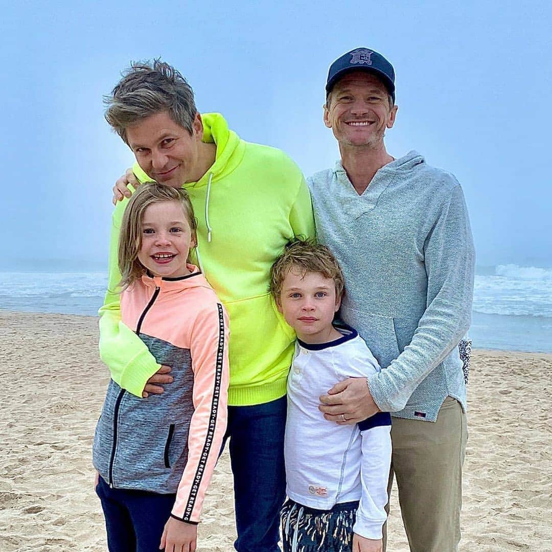 ニール・パトリック・ハリスのインスタグラム：「Happy 10th birthday to Gideon Scott & Harper Grace Burtka-Harris! 🥳🎁🎂🎉🎈 #neilpatrickharris #davidburtka #nph #tagsforlikes #actor #lovethem #handsome #chef #birthday #harpergrace #gideonscott #twins #happybirthday #hbd #10yearsold #burtkaharris #burtkaharrisfamily #papa #daddy #couple #husbands #family @nph @dbelicious ❤❤」