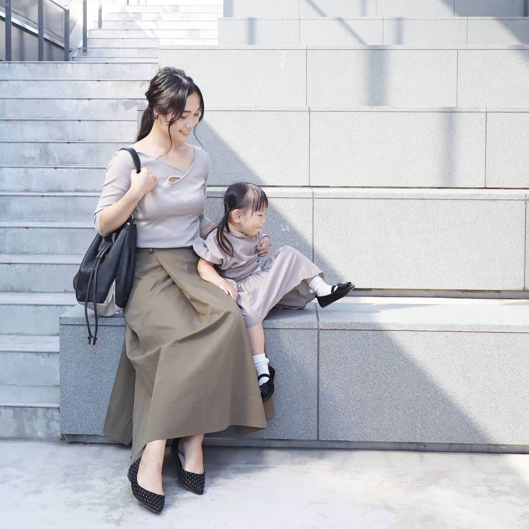 Eri Satoのインスタグラム：「grayge×blackリンクコーデ · tops: @randa_pic skirt: @bouncybond bag: @beaure_official shoes: @outletshoes_official · スカートは @bouncybond のもの。 #ウォッシュドコットンパンツに見えるラップスカート ニットを合わせても可愛いだろうなー💛 · 娘のトップスとスカートは私が縫ったもの☺ · 昨日は運動会の代休だったのでグリーンスプリングスのmuseumに行ってきたよ！ 平日だから空いてて写真もたくさん撮れた😋 · ちなみに10月14日、グリーンスプリングス内に定額制のセルフエステのお店、｢glitter｣がオープンするよー！ 後輩の旦那さんが関わってるそうで✨ いま、体験予約も受け付けてるから私も今度受ける予定😚 気になる人はチェックしてみてね💛 https://www.glitter-esthetic.com/ ·  #BOUNCYBOND#バウンシーバンド#高身長コーデ#ママコーデ#カジュアルコーデ #秋コーデ#スカートコーデ #fashion#ootd#outfit#code#coordinate#style#ファッション#コーディネート#コーデ#プチプラ#プチプラコーデ#シンプルコーデ#mamagirl#locari#partegram#カジュアル#お洒落さんと繋がりたい#立川#グリーンスプリングス#セルフエステ」