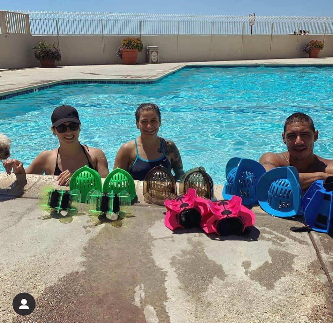 ヘレン・マロウリスのインスタグラム：「It’s cold days like today where I realize how much I miss pool conditioning and rehab workouts! ⁣ ⁣ ⁣ Thanks @drlyneil for helping me rehab my shoulder from surgery. I need more sunny pool workouts though! @blessedlaura @taylorgpotts @drlyneil #physio #rehab #surgery #training #recovery #pool #workouts #fitness #wrestling #tokyo2021」