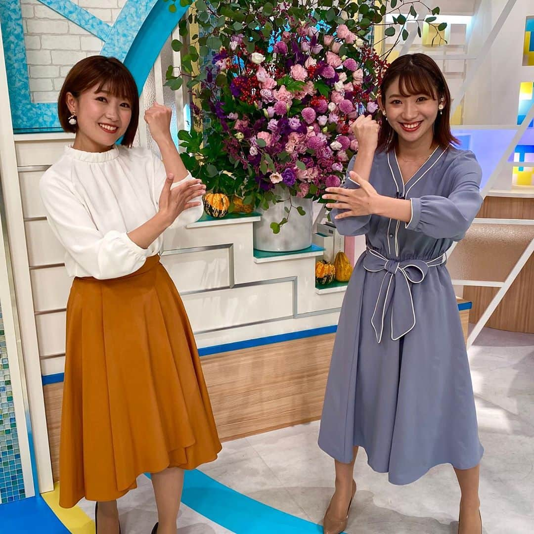 福岡放送「バリはやッ!」さんのインスタグラム写真 - (福岡放送「バリはやッ!」Instagram)「＊ バリはやッ！#日常風景 🌈  写真を撮ろうとするものの、なかなかポーズが決まらない… これが毎回かなり悩むのです🥺  悩みに悩み…  今日の特集で「小林アナドーム初取材」をお届けしたので、その中で披露した#いざゆけ若鷹軍団 の振り付けを‼️  しっかり優ちゃんにレクチャーしてからの… 決まった‼️渾身のポーズが3枚目📷  ♪無敵の〜のところですよ🤗 伝わったかな？？  #スワイプしてね   #バリはや #川崎優 #小林茉里奈 #小林アナ #仲良しコンビ #ポーズ難しい #ナイスなポーズ #募集中」10月13日 10時15分 - barihaya