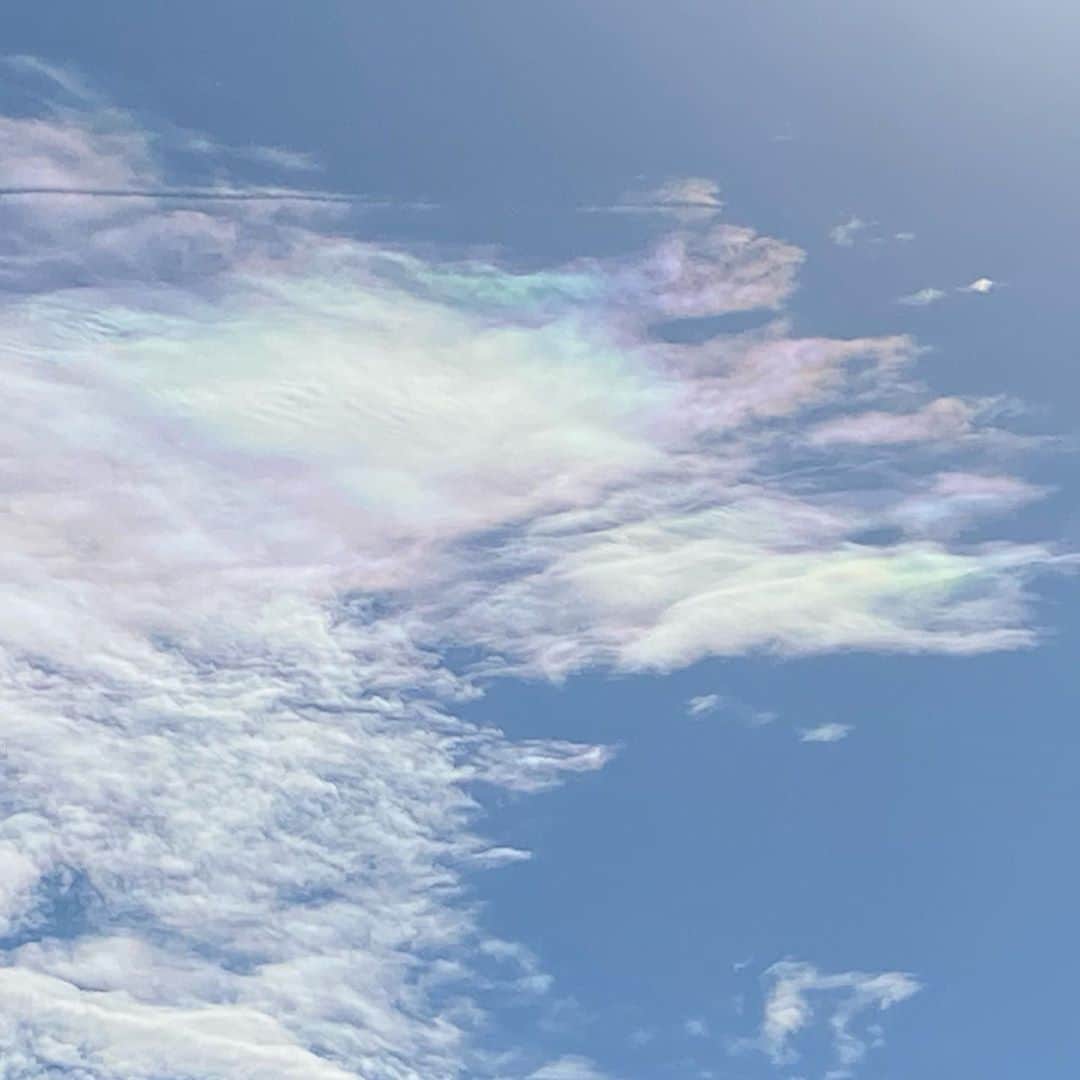 石榑亜紀子のインスタグラム：「地元で見た美しい彩雲🌈 見惚れちゃいました☺️  #彩雲 #秋の空 #空 #四日市 #きょうの空 #心の浄化 #空が好きな人と繋がりたい #ランナー #ランニング部  #走る気象予報士 #アスリートフードマイスター2級  #🏃‍♀️ #ランスタグラム #1歳 #赤ちゃんのいる暮らし #新米ママ #赤ちゃんのいる生活」