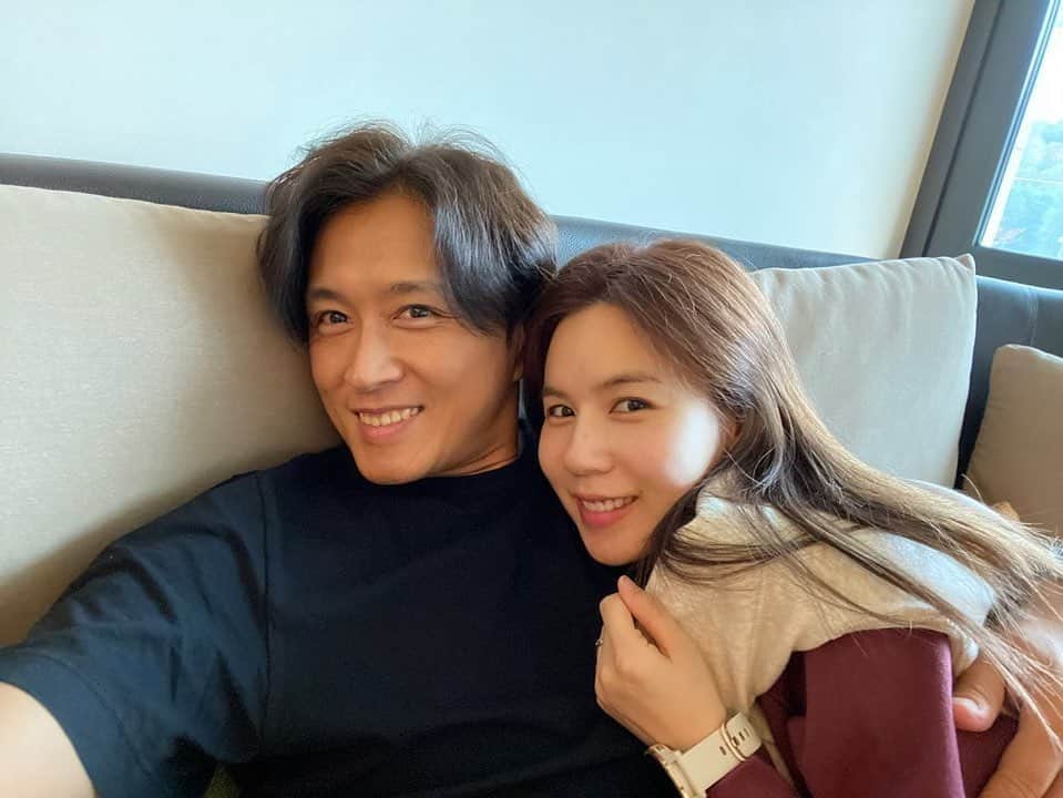 パク・シウンのインスタグラム：「ㅎㅎ내표정따라하고 마냥즐거운허니~😆💕 이래서 자꾸 닮아가는건가~🤔 #부부 #♥️」