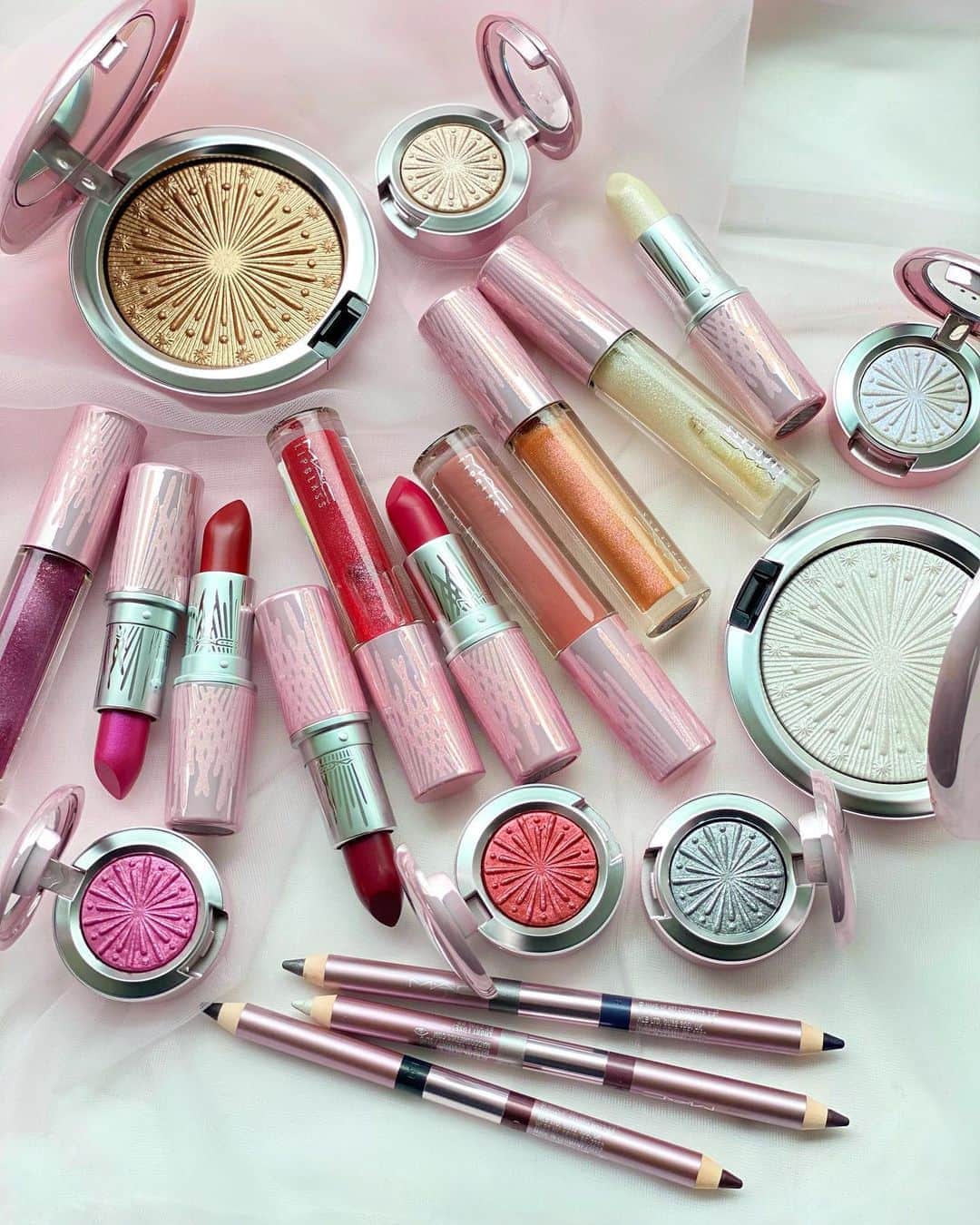 M∙A∙C Cosmetics Japanのインスタグラム：「【本日公式オンライン先行発売】 冬の花火からインスパイアされたM･A･Cホリデー コレクションがついに登場❄️大切な人や自分へのご褒美に、煌びやかなギフトを贈りましょう✨ ㅤ 本日20:00〜、ホリデーアイテムを使用した#MACインスタライブ を配信いたします📣 最旬のホリデーメイクを是非チェックしてください💝 #MACFrostedFirework  ㅤ *10月13日（火）公式オンライン先行発売 *10月16日（金）全国発売 店頭での事前予約を承っております。 ㅤ ㅤ #MACクリスマスコフレ2020 #MACHoliday #MACCosmeticsJapan #MACコスメ#MACCosmetics #コスメ #メイク #ホリデー #コフレ #クリスマスコフレ #クリスマスコフレ2020 #ホリデーシーズン #クリスマスプレゼント #メイク動画 #コスメ好き #メイクアップ #ホリデーコフレ #コスメ購入品 #makeup #cosme #cosmetics #holiday #holidaymakeup #holiday #holidays #holiday2020」