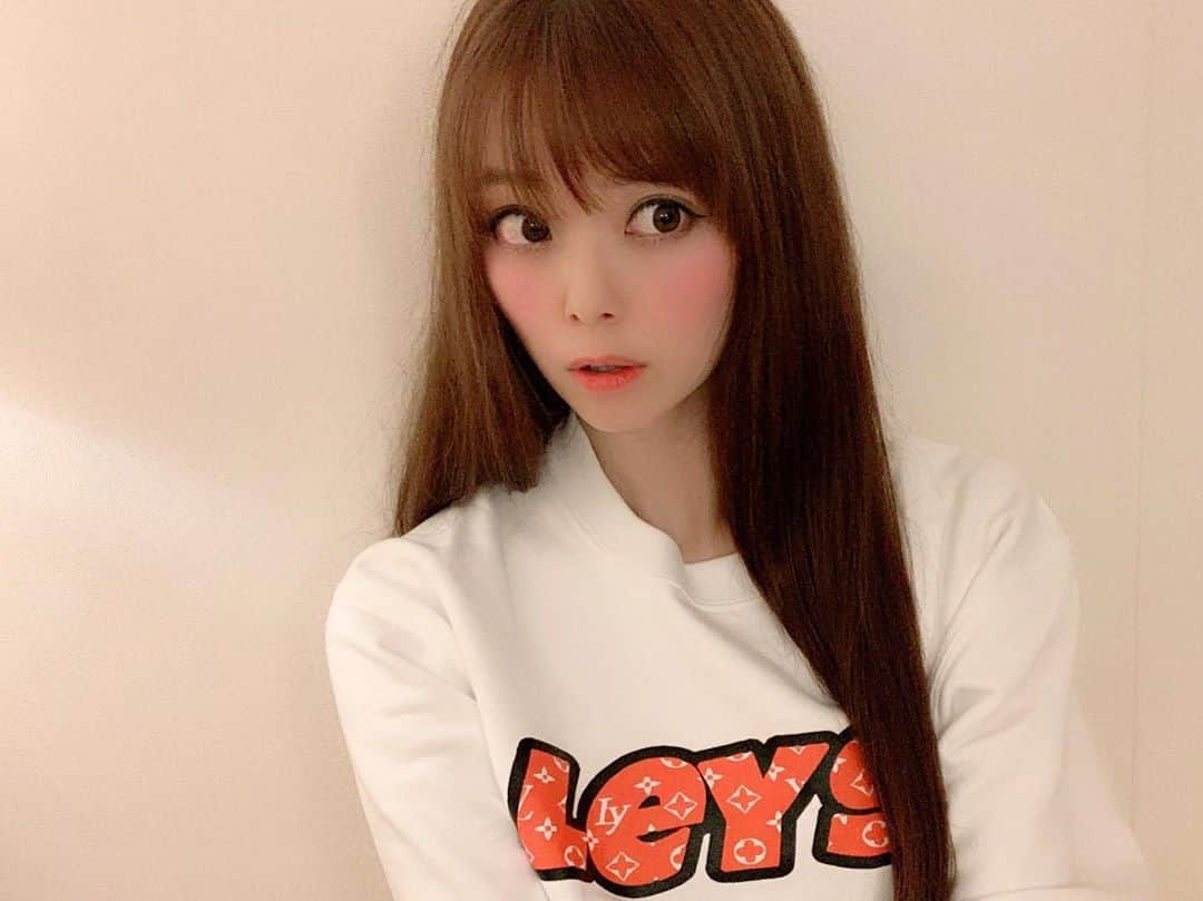 羽瀬萌さんのインスタグラム写真 - (羽瀬萌Instagram)「#おはよう 涼しくなってきてTシャツからトレーナーへ✨  @leysofficialstore  ↑このページのサイトで買えるよー😚可愛い柄が沢山あるから見てみてね😍  #leysofficialstore #レイスオフィシャルストア  #fashion #洋服　#トレーナーコーデ  #トレーナー女子  #洋服好きな人と繋がりたい  #秋服　#冬服 #高身長　#高身長女子　#高身長コーデ」10月13日 10時20分 - megugumigumi