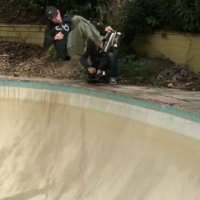 ジェイク・イラーディのインスタグラム：「5 I got for the mag then went back and did again for the part! Swipe for HD Side note: We had to pay the crackheads that live there $5 to skate you can hear the dog in the background 😂😭」