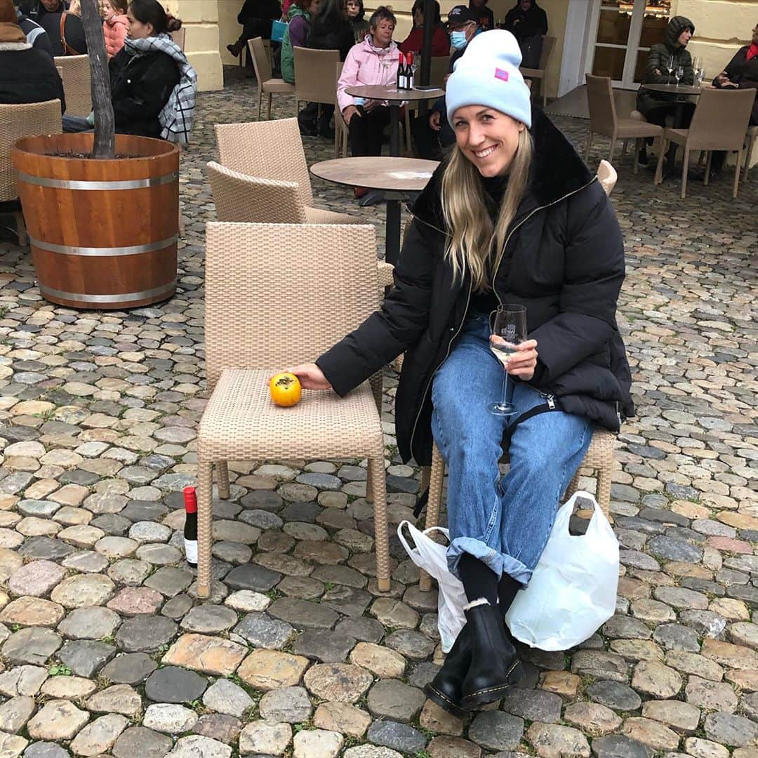 Verena Faisstのインスタグラム：「Am Wochenende war ich mit meiner Kaki am Freiburger Münster unterwegs 🤣 Ok, Chris war auch mit dabei ✌🏼Auf die neue Woche, Cheers! 🍷 #freiburg #münster #heimat #südbaden #blackforest #markt #kakilover #winetime #ngläschenwein #altewache #frbg #liebe #schweersisontour #neuewoche #aufgehts」