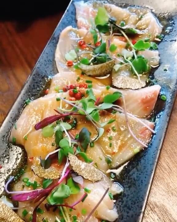 のインスタグラム：「TenTen @tentenatx  The best Japanese restaurant in Austin, TX  多分今までアメリカで食べた日本食の中で1番美味しかった🙋‍♀️✨と言っても過言では無いレストラン! ヘッドシェフが日本人なんだそうです! 誕生日は日本食が食べたい!!!との希望からここになりました(笑)  Austin在住の方へ:  ちなみに月から金の5時から6時30分はパッピーアワーで、飲み物半額です(ちなみに安くは無いので、2年に一回の頻度で行けたら最高ですw)  #austintexas #austin #japaneserestaurant #オースティン　#日本食　#激ウマ　#アメリカ生活　#アメリカ　#アメリカ暮らし」