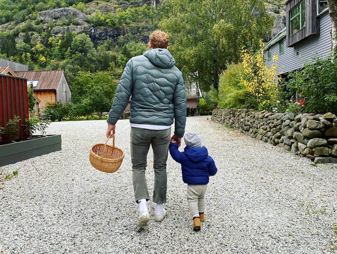 Hanneli Mustapartaさんのインスタグラム写真 - (Hanneli MustapartaInstagram)「We just had the most amazing trip to @292aurland and I want to go back so bad. The fall colors took our breath away and it was such a good trip to do with a one year old. Ferdinand got to get eggs from the hens at our hotel each morning and met sheep’s that he’s only seen in his books so far🐑💖」10月13日 1時32分 - hannelim