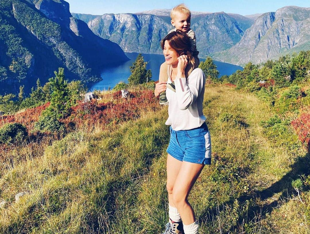 Hanneli Mustapartaさんのインスタグラム写真 - (Hanneli MustapartaInstagram)「We just had the most amazing trip to @292aurland and I want to go back so bad. The fall colors took our breath away and it was such a good trip to do with a one year old. Ferdinand got to get eggs from the hens at our hotel each morning and met sheep’s that he’s only seen in his books so far🐑💖」10月13日 1時32分 - hannelim