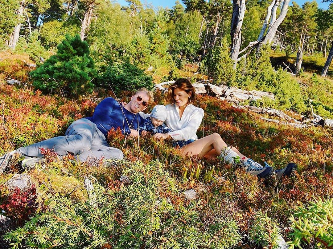 Hanneli Mustapartaさんのインスタグラム写真 - (Hanneli MustapartaInstagram)「We just had the most amazing trip to @292aurland and I want to go back so bad. The fall colors took our breath away and it was such a good trip to do with a one year old. Ferdinand got to get eggs from the hens at our hotel each morning and met sheep’s that he’s only seen in his books so far🐑💖」10月13日 1時32分 - hannelim