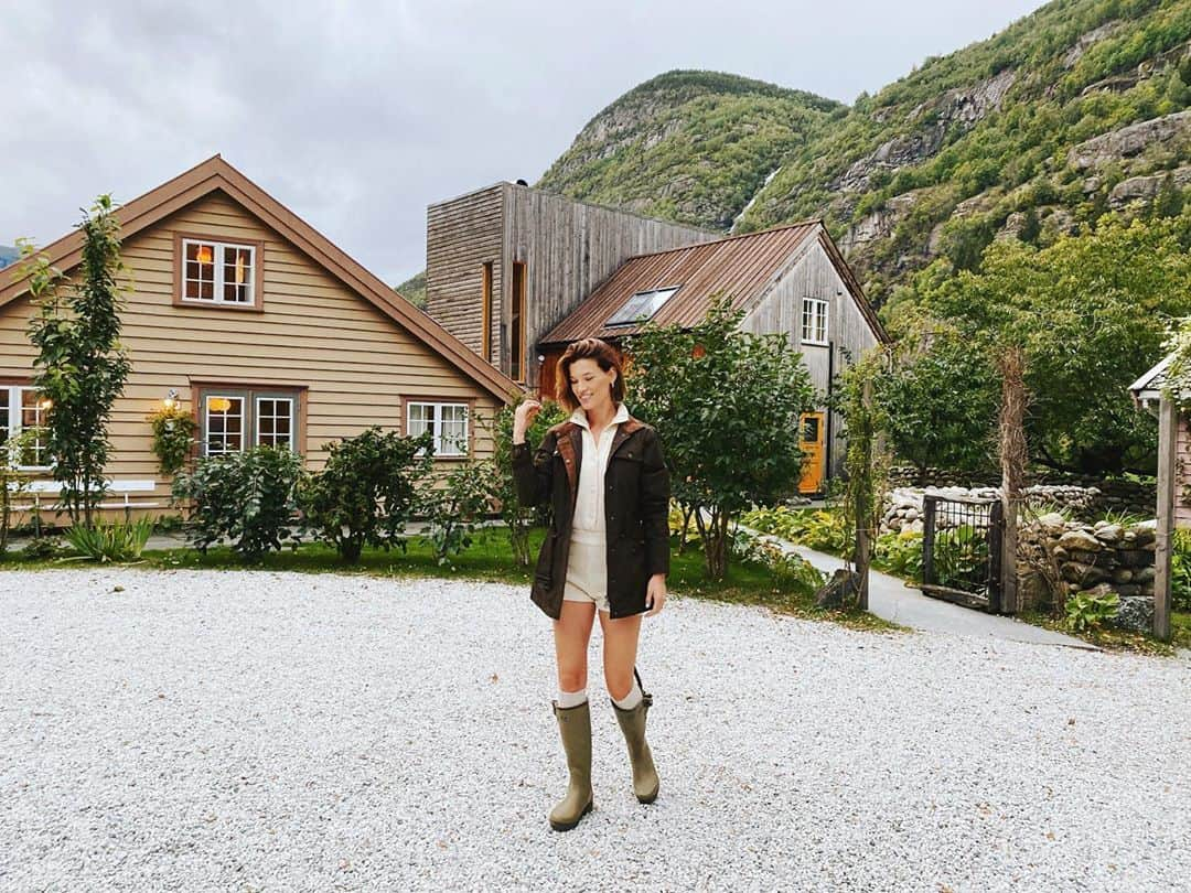 Hanneli Mustapartaさんのインスタグラム写真 - (Hanneli MustapartaInstagram)「We just had the most amazing trip to @292aurland and I want to go back so bad. The fall colors took our breath away and it was such a good trip to do with a one year old. Ferdinand got to get eggs from the hens at our hotel each morning and met sheep’s that he’s only seen in his books so far🐑💖」10月13日 1時32分 - hannelim