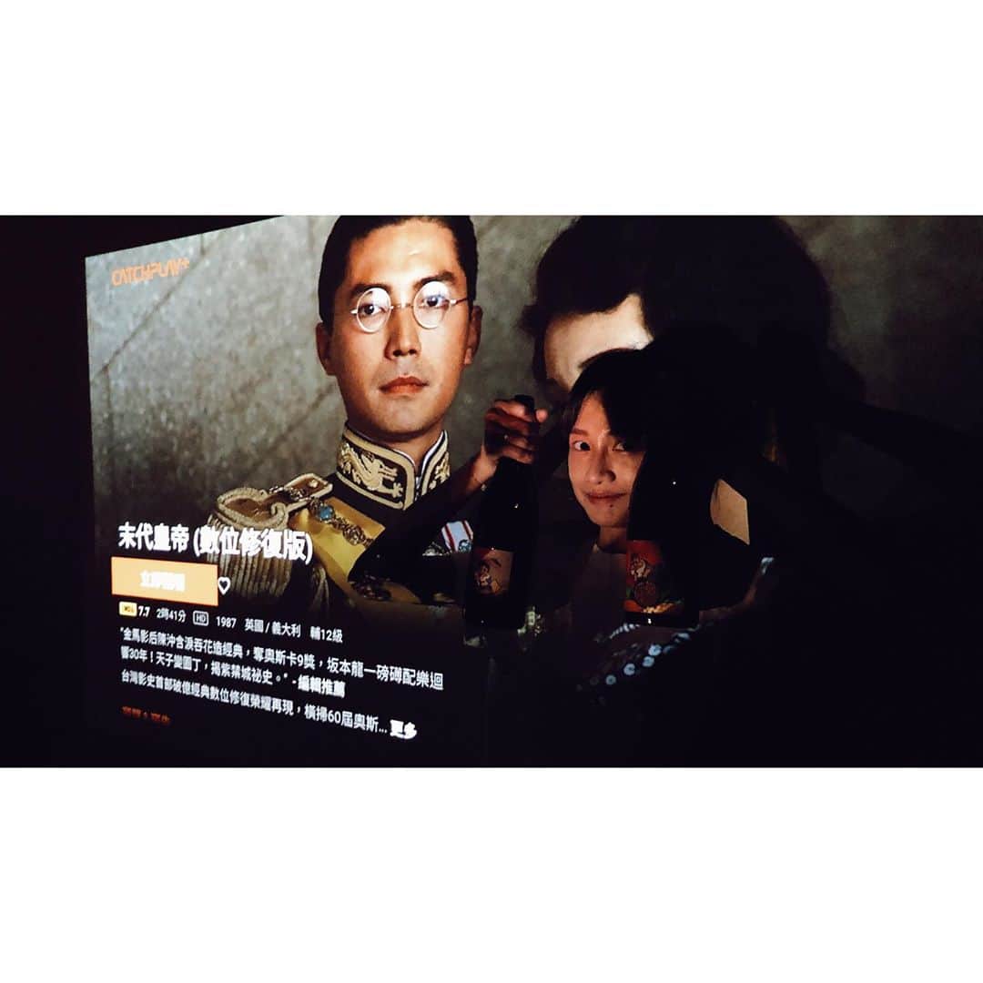 ジエン・マンシューさんのインスタグラム写真 - (ジエン・マンシューInstagram)「📽🥂 電影夜，與尊龍合了影。 #末代皇帝 #四樓晚睡放映室」10月13日 1時32分 - manshujian