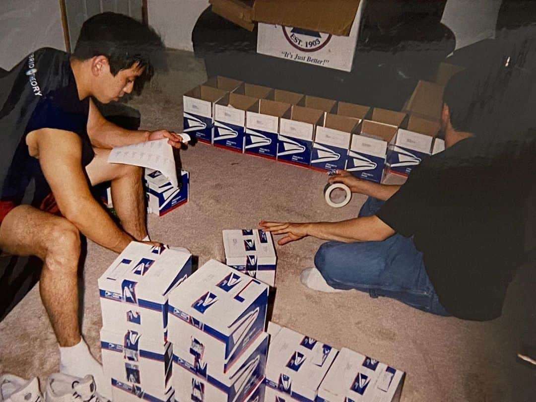 マイク・シノダのインスタグラム：「We’ve talked about “boxing up our packages for the street team” back before we had a record deal, but I doubt you guys have ever seen the images. Here’s me, Joe, Rob, and Jessica (our intern at the time) putting cassettes and stickers into boxes for fans. Joe is wearing our (at the time) brand new Hybrid Theory band shirt.  #hybridtheory #hybridtheory20 #ht20」