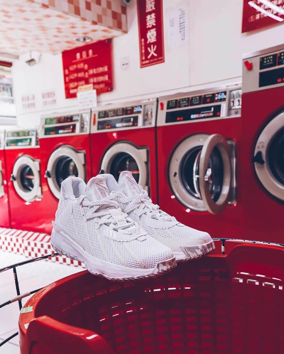 デイミアン・リラードのインスタグラム：「⚪️ Clean white “I Am My Own Fan” colorway of my #Dame7. Hit the link in my bio to get a pair now. I see way too many people worried about what others think of them. If you’re locked in on your goals and confident in the work you’ve put in, it shouldn’t matter what anyone else thinks. #IAmMyOwnFan #YKWTII ⌚️」