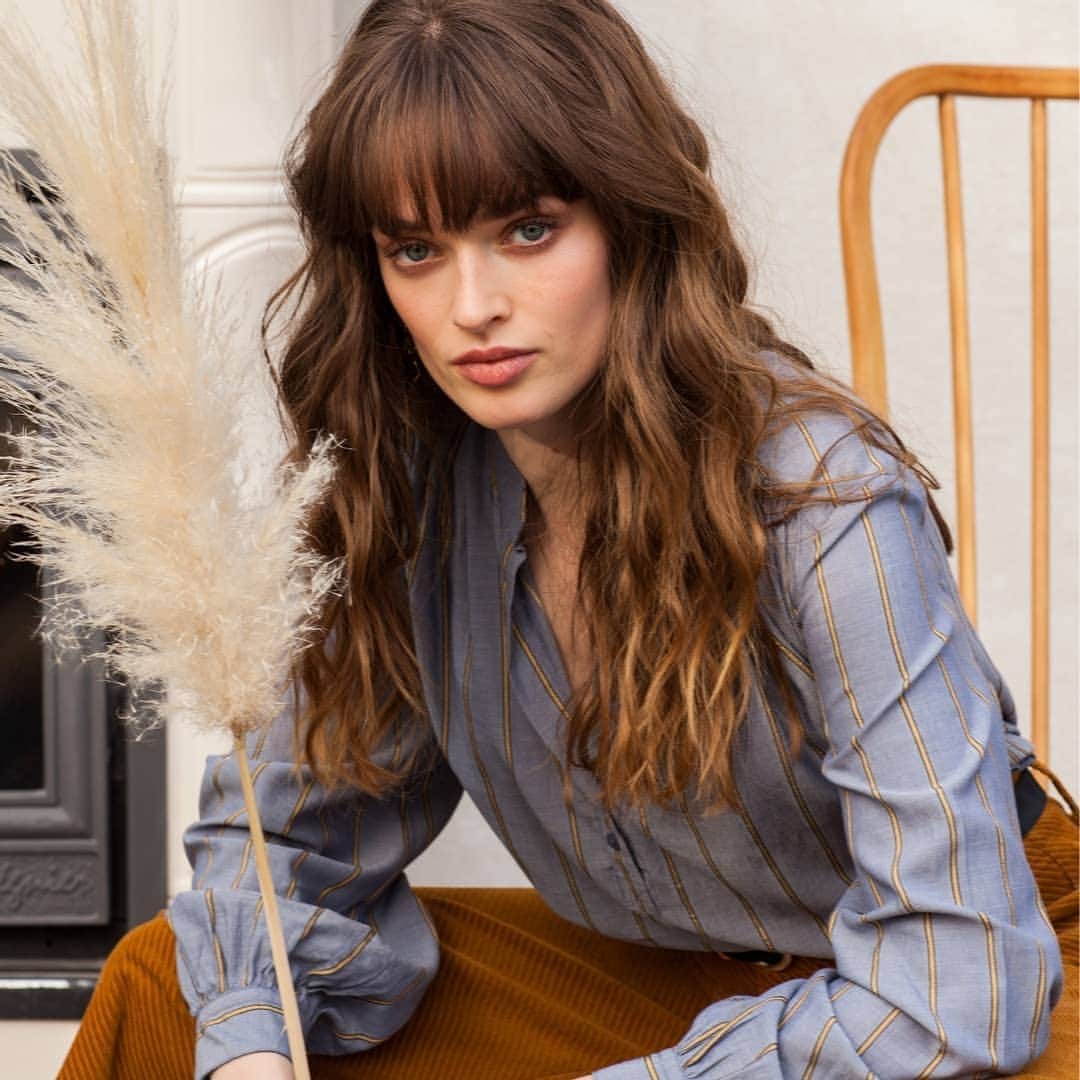 ベンシモンのインスタグラム：「Monday ✨ dans notre petite chemise Esthere 💙 ​On craque pour son style blouse de peintre qui lui donne ce petit air rêveur et poétique...  ​Esthere est disponible dans nos boutiques et en ligne déclinée dans un imprimé exclusif ! ​🇬🇧 Monday ✨ in our little Esthere shirt 💙 We fall for his painter's blouse style which gives him a dreamy and poetic look...  Esthere is available in our shops and online in an exclusive print. ​#bensimon #chemise #print #mode   ​」
