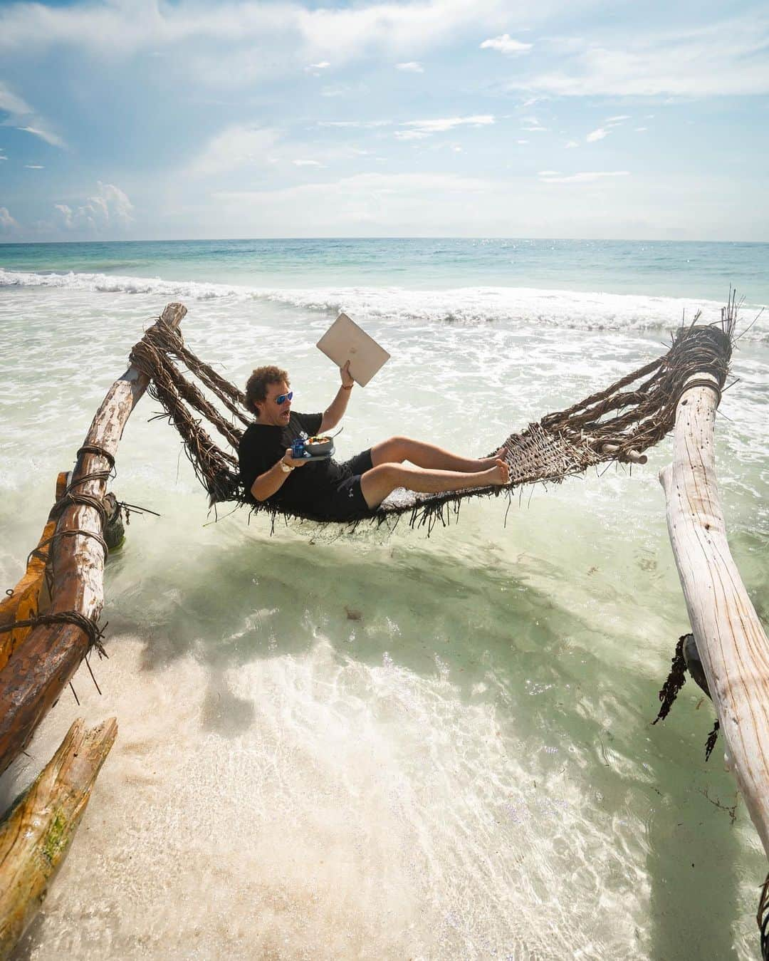 ティモシー・サイクスさんのインスタグラム写真 - (ティモシー・サイクスInstagram)「Happy Monday!!! Whatcha think about my office with a view today? I love the water, but I'll tell you it's tough to balance my breakfast and my laptop as the waves crash into me! Don’t try this at home as salt water and laptops do NOT mix, but I’ve been trading 20+ years & donate 100% of my trading profits to charity through @karmagawa so I have to try new stuff to challenge myself and keep trading fun/interesting while also reminding my students that new technology allows you to #workfromanywhere with the #laptoplifestyle so remember to maximize/appreciate the freedom you have & create your own dream life (which is different for everyone)! It’s not just about how much $ you can make as I know SEVERAL unhappy multi-millionaires, and even billionaires, who are lost in life because they only focused on making money alone! #motivationmonday #officewithaview #mobileoffice #jewblue #jewswithofficeviews」10月13日 1時55分 - timothysykes