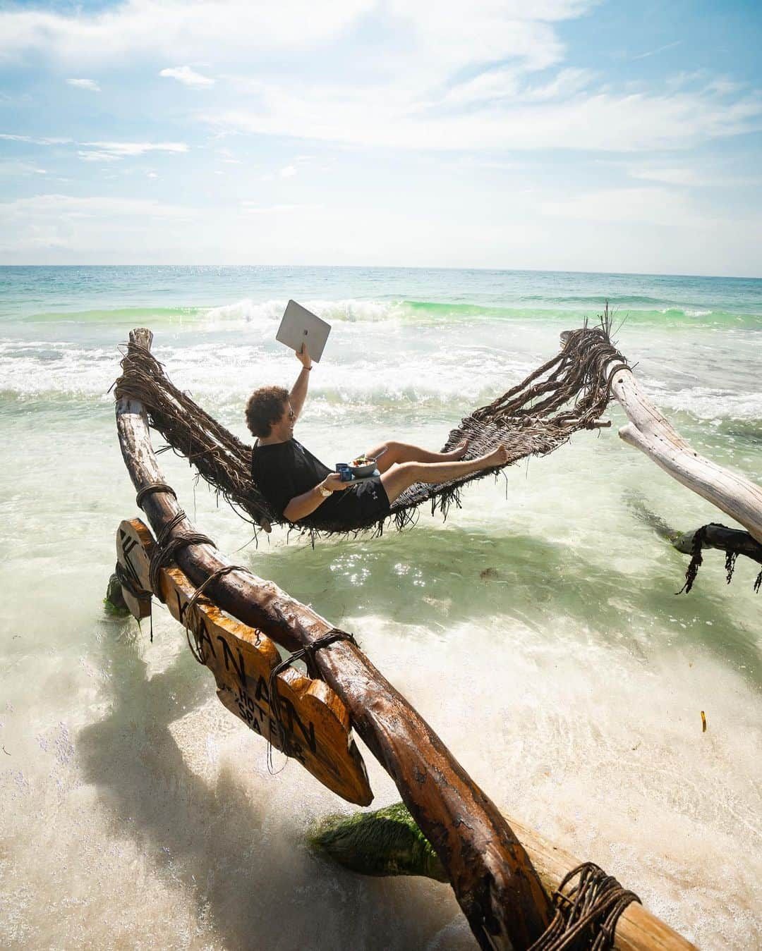 ティモシー・サイクスさんのインスタグラム写真 - (ティモシー・サイクスInstagram)「Happy Monday!!! Whatcha think about my office with a view today? I love the water, but I'll tell you it's tough to balance my breakfast and my laptop as the waves crash into me! Don’t try this at home as salt water and laptops do NOT mix, but I’ve been trading 20+ years & donate 100% of my trading profits to charity through @karmagawa so I have to try new stuff to challenge myself and keep trading fun/interesting while also reminding my students that new technology allows you to #workfromanywhere with the #laptoplifestyle so remember to maximize/appreciate the freedom you have & create your own dream life (which is different for everyone)! It’s not just about how much $ you can make as I know SEVERAL unhappy multi-millionaires, and even billionaires, who are lost in life because they only focused on making money alone! #motivationmonday #officewithaview #mobileoffice #jewblue #jewswithofficeviews」10月13日 1時55分 - timothysykes