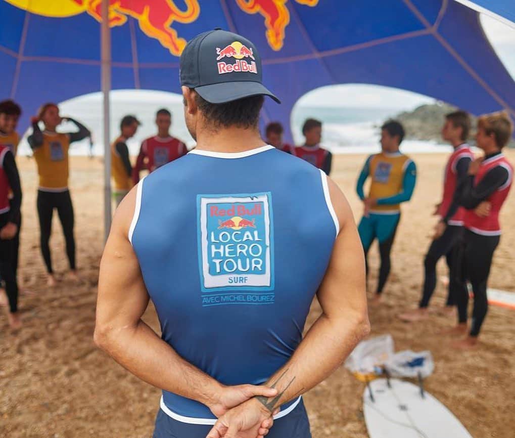 ミシェル・ボレーズのインスタグラム：「Stop numéro deux du @redbullfrance #localherotour à été un succès ! Merci à tous d’être venu à anglet pour cette journée de partage . J’ai vraiment apprécié vous connaître et pouvoir vous passer un peu de mon expérience. A refaire l’année prochaine 😉  Next stop jeudi 15 Octobre a Hossegor avec le @hossegor_surfclub ❤️」