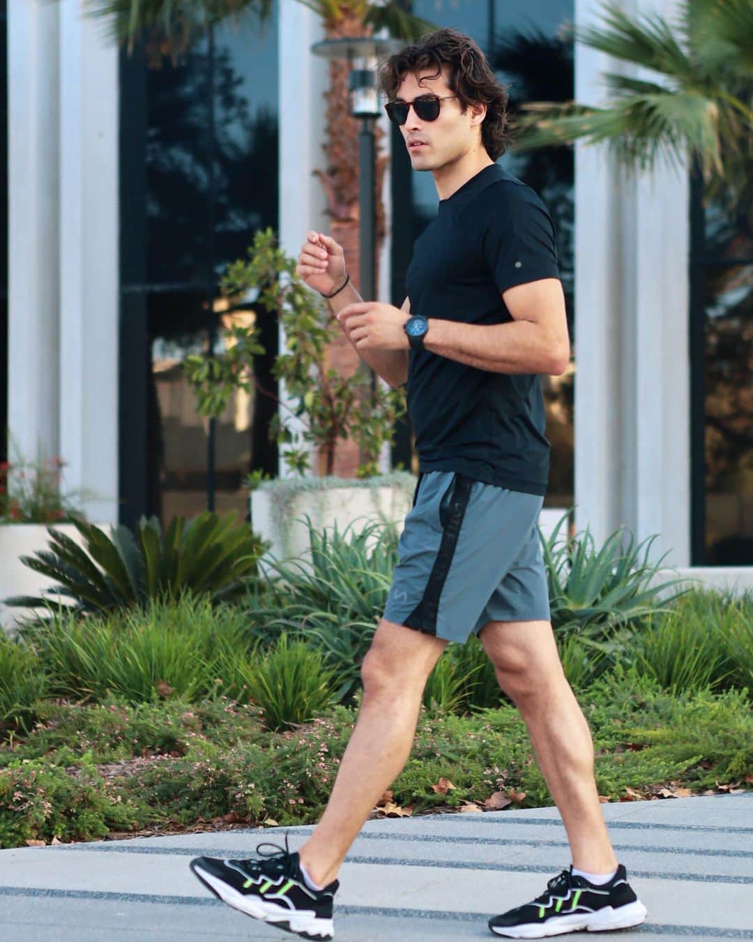 ブレイク・マイケルのインスタグラム：「Running from the negativity like... HAVE AN AMAZING AND PRODUCTIVE MONDAY, Y’ALL! ♥️」