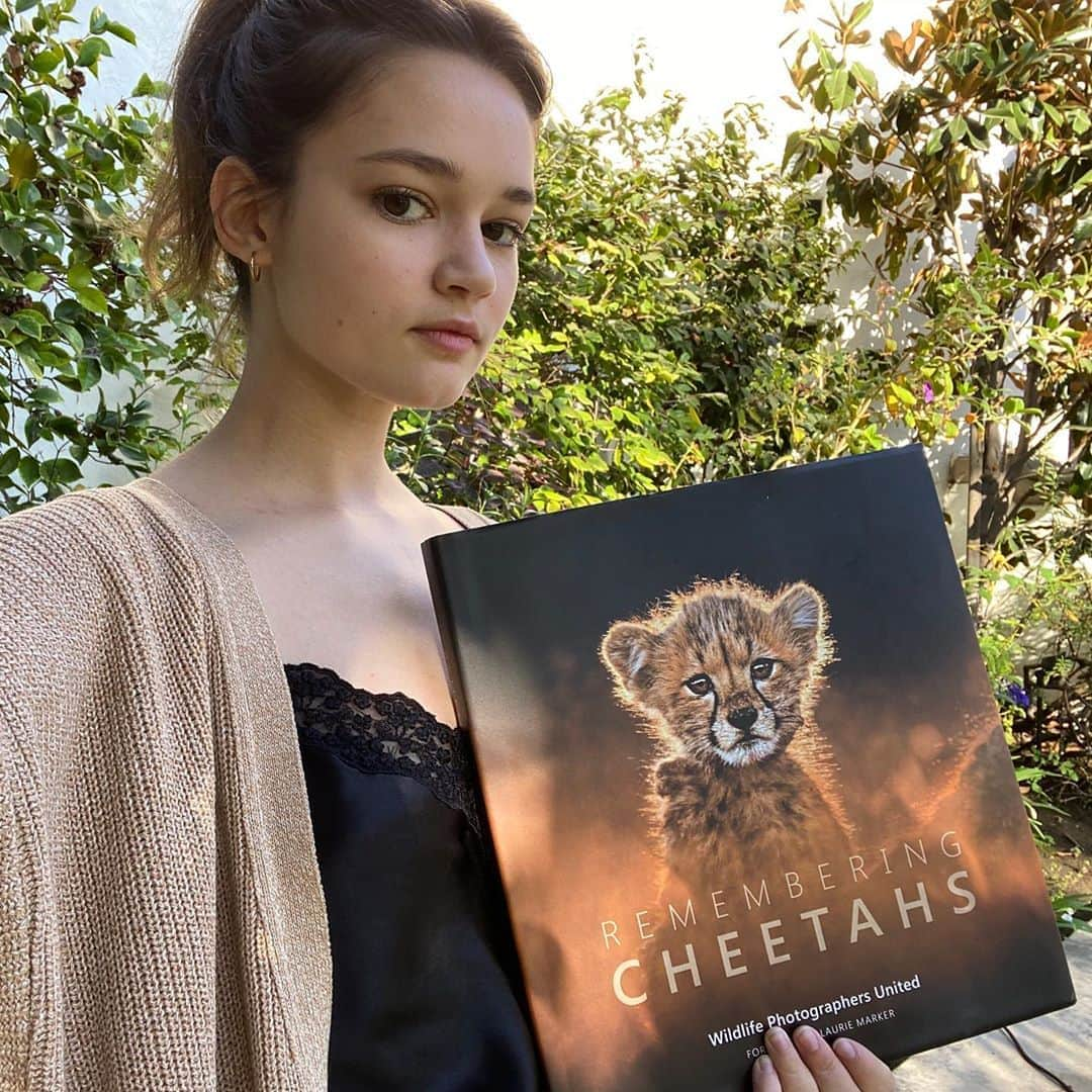 シアラ・ブラヴォのインスタグラム：「With less than 7100 cheetahs left in the wild, this beautiful cat is racing from extinction. They might be the fastest mammal in the world but they can’t outrun the damage man or climate change have done. You can help donate money to saving them by ordering a copy of this gorgeous book at http://www.buyrememberingwildlife.com. (link in bio of @rememberingwildlife)  100% of the profits go directly to protecting Cheetahs. List of organizations they work with can be found on their website #RememberingCheetahs  #RememberingWildlifeDay」