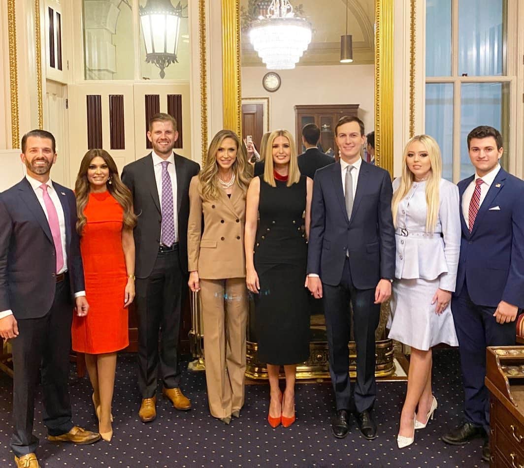 イヴァンカ・トランプのインスタグラム：「Happy Birthday @laraleatrump! You are loved so much by us all! 🥰」