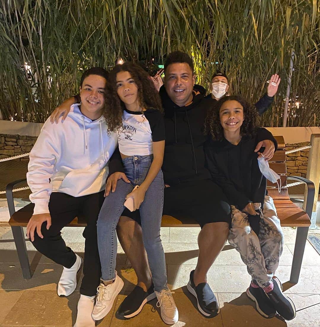 ロナウドのインスタグラム：「Feliz dia das crianças! ❤️❤️❤️❤️(so falta o @rnldmusic q esta no brasil) q tbm ja nao e tao crianca. 😂😂😂」