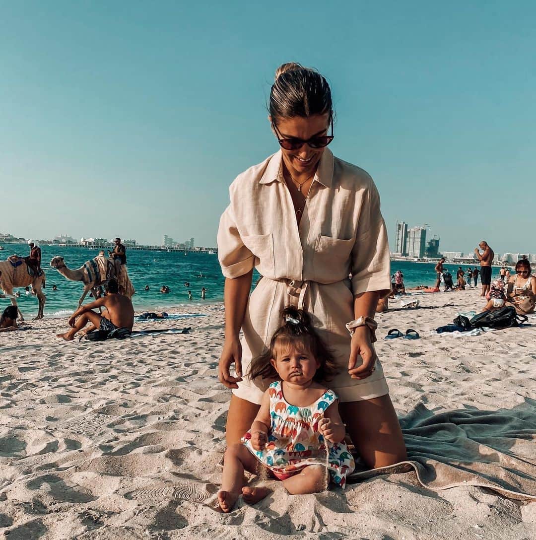 のインスタグラム：「Busy day, we’ve got sand to eat & camels to ride 🐫 🏖☀️#dubai」