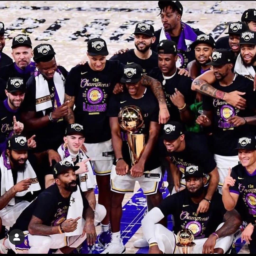 T.I.さんのインスタグラム写真 - (T.I.Instagram)「Congratulations  Champs🎉🍾🎊  My first year as a member of #LakersNation & U see IT‼️ As a Long Time member of the #JamesGang👑 I can honestly say I'm Happy to see L.A. hold the trophy up high & put another one in the rafters for @kobebryant‼️Salute @kingjames @rajonrondo @antdavis23 @dwighthoward @teamswish  & da whole🟡🟣Gang‼️  TUUUURN UP‼️」10月13日 2時11分 - tip