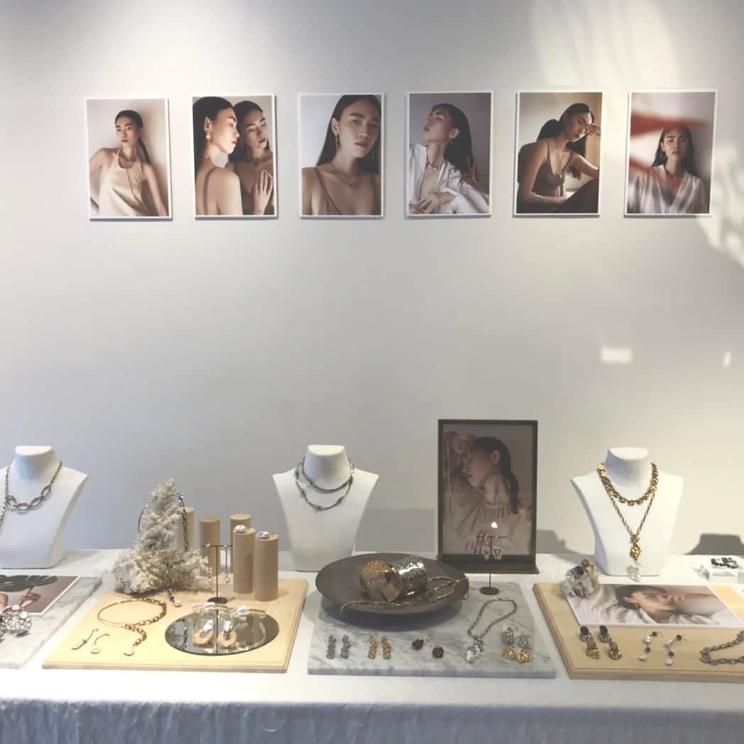 のインスタグラム：「明日から東京のショールームでは春夏の展示会です。  色んな事がかさなって、今年はその場にいられないのだけれど、頼れるみんなが頑張って色々な知恵を出して形にしてくれました。  ありがたい、ほんとうに、幸せだね。  さて、そんなこんなで、明日から！ 関係者のみなさま、とっても可愛いので見てほしいわ👁、お待ちしています。 気分は、古代ローマなんだよ。 #aderbijoux #春夏展示会 #お楽しみに #オンラインで先行受注会もやるよ」