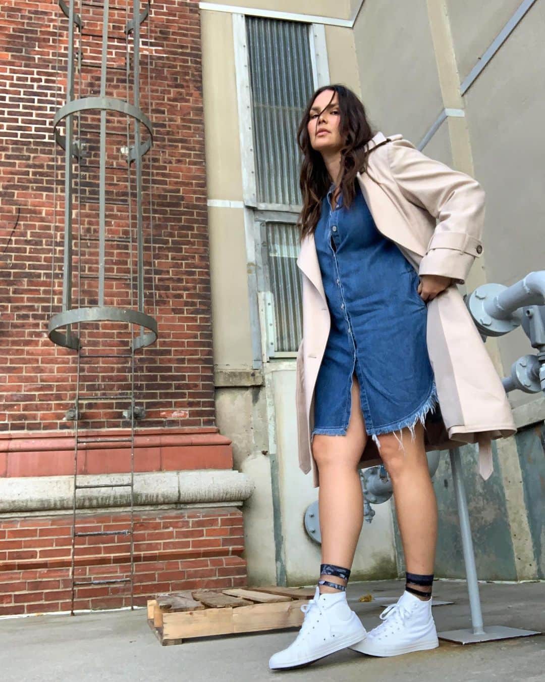 キャンディス・ハフィーンのインスタグラム：「She means business. 💪(Basically because I threw on this @henning trench and now feel like a badass 😉)」