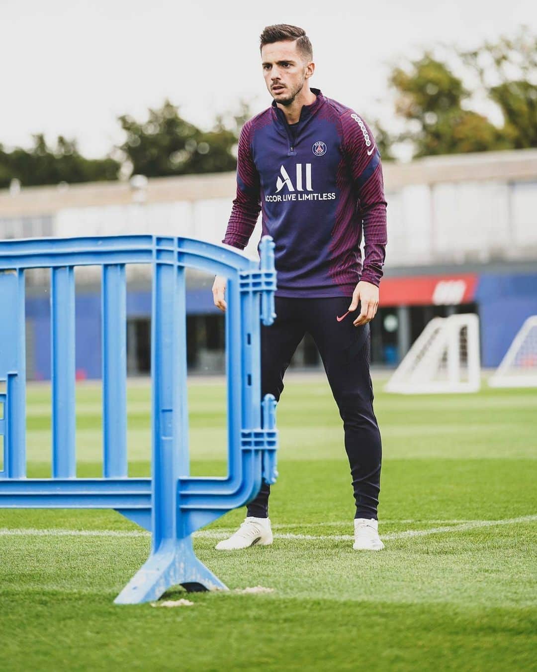 パブロ・サラビアのインスタグラム：「we are back... @psg 💪🔴🔵 #paris #psg #allezparis #ps19」