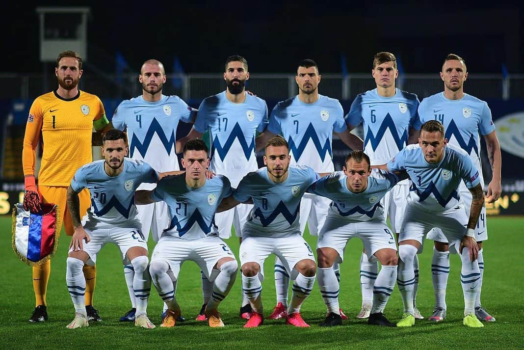 ヤン・オブラクのインスタグラム：「🇸🇮 #SrceBije #NationsLeague」