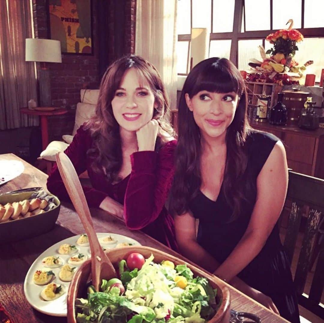 ハンナ・シモンのインスタグラム：「That time @zooeydeschanel and I celebrated Canadian thanksgiving which happened to fall on the day we were shooting a fake American Thanksgiving! Poutine and Caesars and Maple Roasted Turkey for all! So thankful for every single one of you that loved our weird little show 🇨🇦 🦃 🍁」