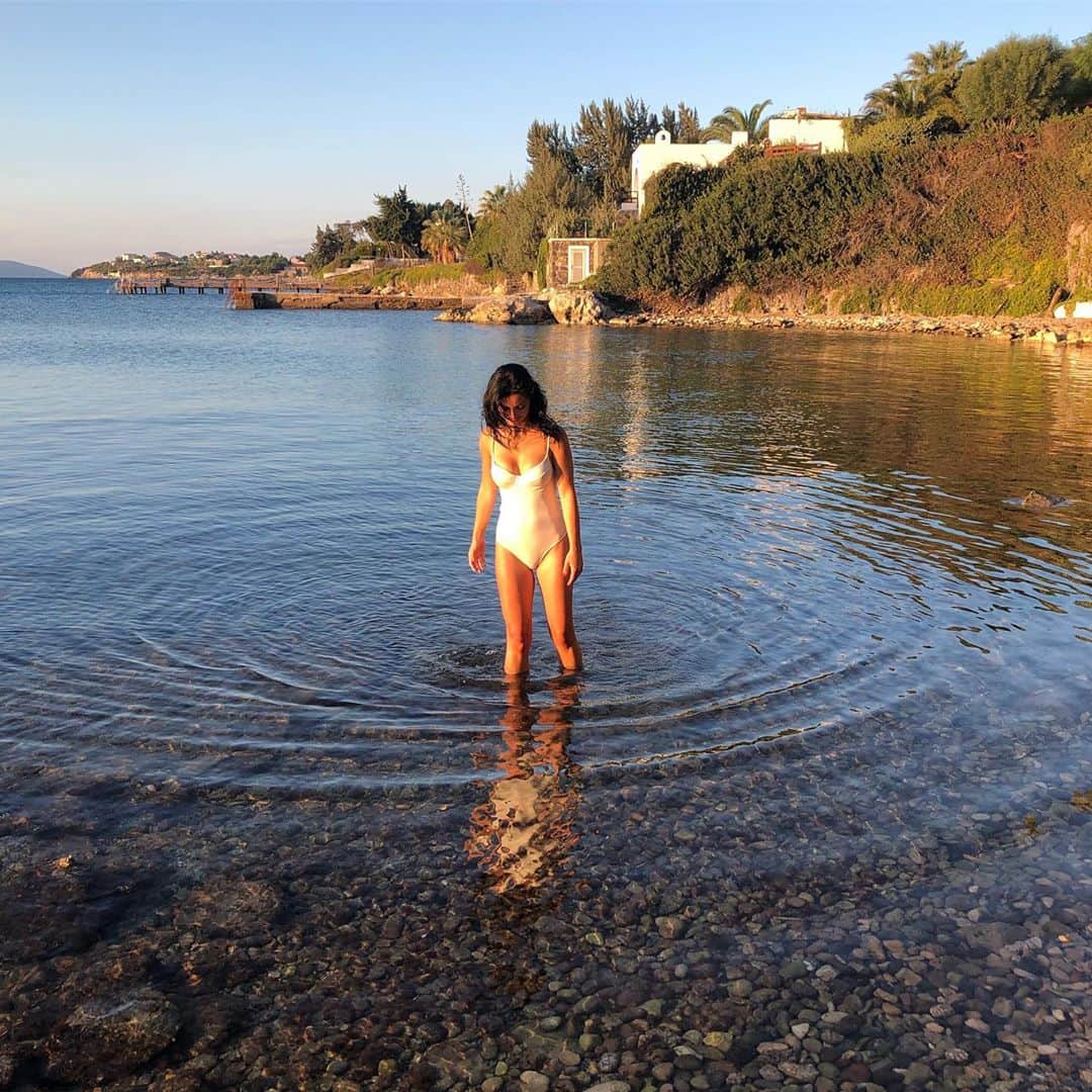 Merve Boluğurのインスタグラム：「🐝」