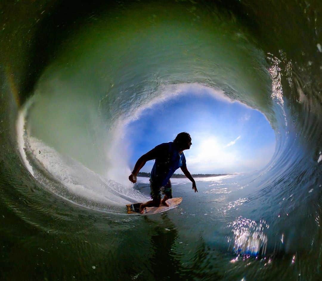 のインスタグラム：「@mikalajones__ just came back from a trip with a fresh batch of goodies for me to edit ... here’s a taste #360 #surfing #GoPro」