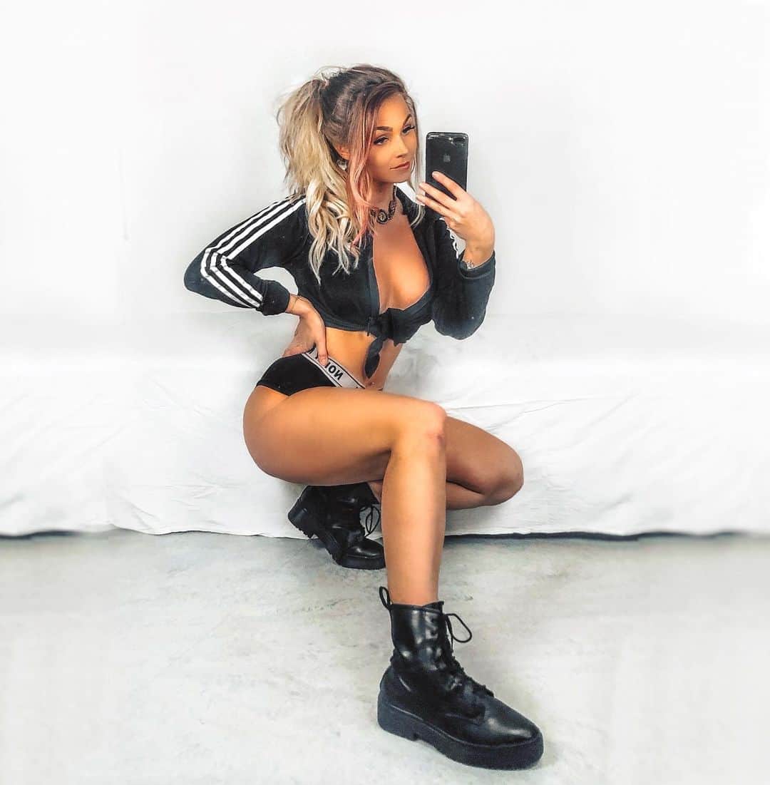Keelaのインスタグラム：「Glömde byxorna idag 🤭」