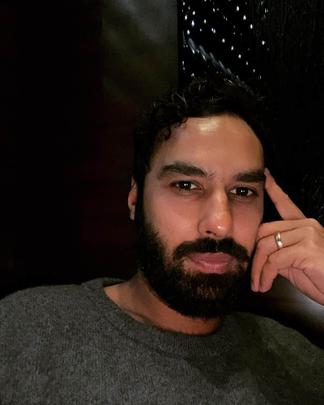 クナル・ネイヤーのインスタグラム：「Back in London. Incredibly humbled and grateful to return to shooting. I never forget where this journey began, all of my achievements have been because of great sacrifices from a lot of people, as well as the unmentioned angels that gave me numerous couches to sleep on, and encouraged me to dream big. Every day I’m on set, feels like the first day again. I’m a schoolboy and it’s the first day of class- “give em hell” Sending you all love.」
