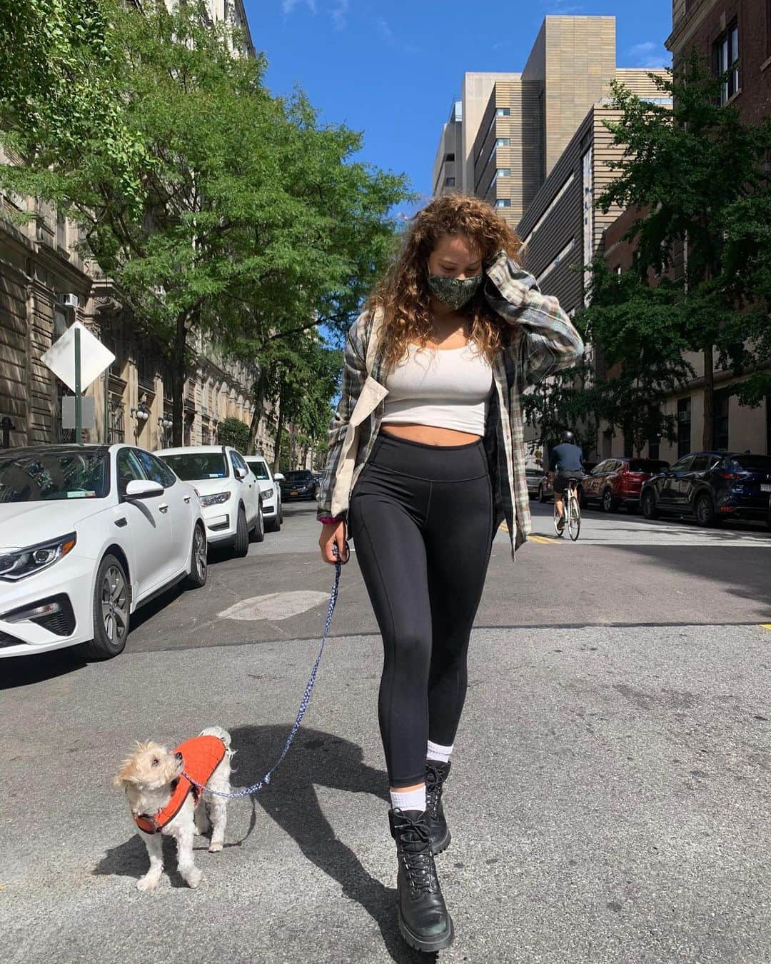 ヴィクトリアズ・シークレットさんのインスタグラム写真 - (ヴィクトリアズ・シークレットInstagram)「These leggings were made for walking—just grab your pup (and face mask).」10月13日 2時45分 - victoriassecret