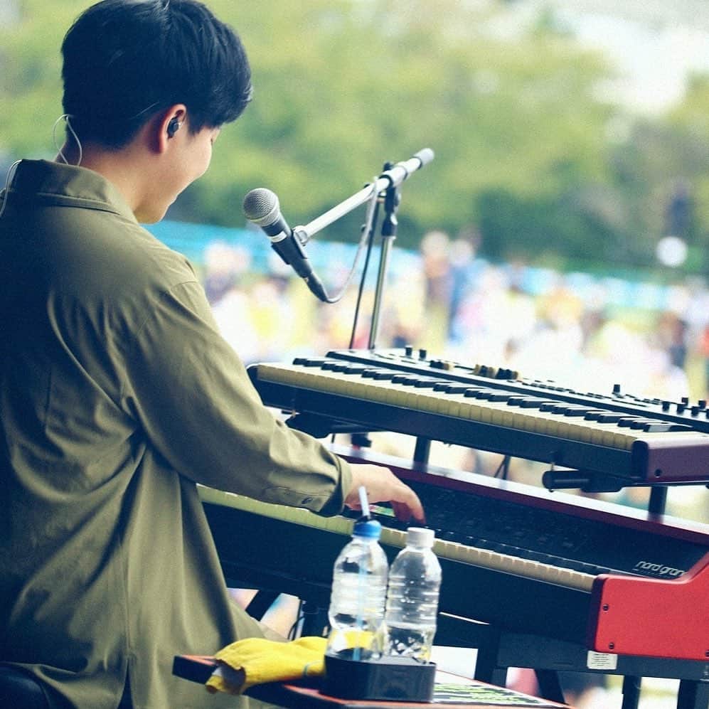 小川貴之のインスタグラム：「Little Crownでデビュー戦を飾り、先日の大阪で二度目のステージとなった新しい鍵盤。 非常に調子いいです。  撮影:後藤壮太郎」