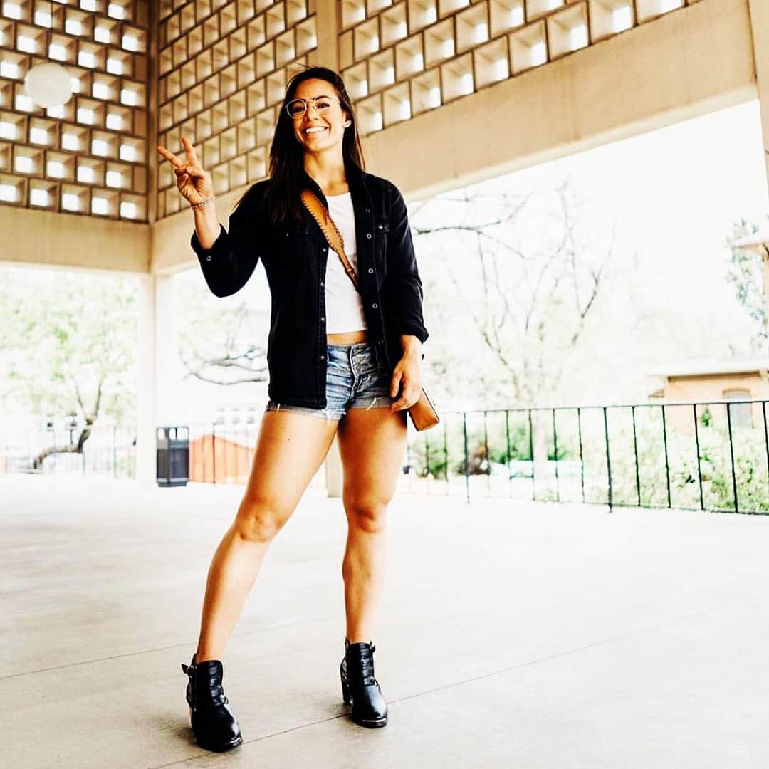 のインスタグラム：「Let’s go Monday!!!   “  Something that’s been very helpful in my life is to be aware of my anchor.  This one thing that when you do it, you are your best self! Not a surprise but for me it involves training and more specifically running!   Everytime I go for a run even if I am in my worst and darkest place, it always seems to reset me.  For some people, it’s meditating, eating good, spending time with friends... it can be anything.  I challenge you to find what this is specifically for you!  Write it down Build awareness Come back to it when you lose your way ♥️🙌🏽」