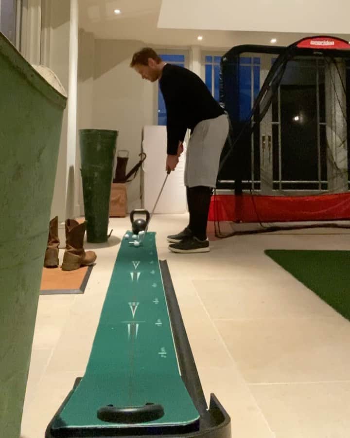 クリス・プラットのインスタグラム：「Ok. New format they wanted me to post three times today I guess. I don’t know. But here’s me practicing 9’ putts over and over again obsessively because the only way to get better is to practice. And one of those little putting mats is a great way to pass the time in quarantine. All day you can putt. Just putt putt putt putt putt putt all day long. I know. Question is: Does this putting practice translate to lower scores on the course!? Answer is: Oh hell no. I am still really bad for all the damn time I spend on this game. But... do I enjoy it? Nope. I mean. Kinda? When it’s good it’s real good (very rarely) but when it’s bad I want to throw my clubs off a bridge. Basically, if any man ever treats my daughter the way golf treats me I will tell her to leave him. I wish I was man enough to quit golf. I CANT QUIT YOU! Golf is mean to me. She’s cruel. She’s downright abusive. But I guess... I guess I love her. I guess that’s love. I must love this game. It drives me crazy. And here I am obsessing about it. Posting about it. Oh what a fool you’ve made of me golf. It’s over. We’re done. C’est la vie! Nice knowing ya. It’s fine. I’ll see you tomorrow.」
